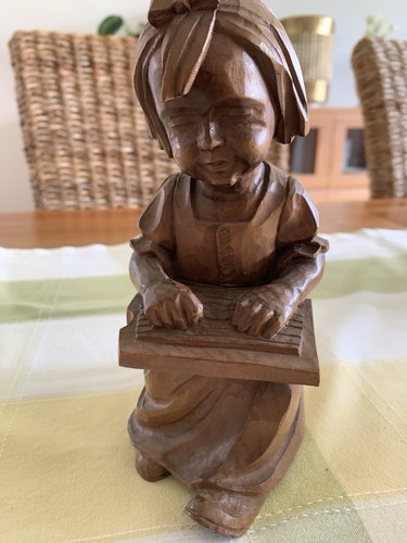 Holzfigur geschnitzt sitzende