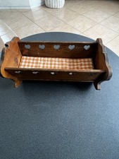 Alte Puppenwiege aus Holz mit