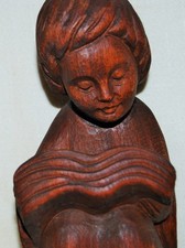 Sehr alte Schöne geschnitzte Holzfigur Putte , Kind , Mädchen  mit Buch ca. 26 c