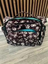 Ju-Ju-Be x Tokidoki QUEEN'S COURT BFF Wickeltasche + Sanrio Kinderwagen-Clips