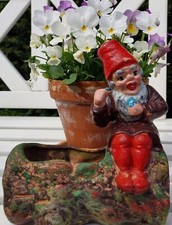 Alter Gartenzwerg sitzt auf Baumstamm, Griebel, Gefäß für Wasser oder Pflanzen