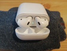 Apple AirPods 1. Generation mit Ladecase Weiß, ohne Ladekabel, links defekt
