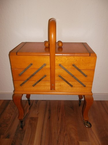 Antik nähkasten auf rädern - antik,