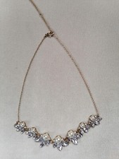 Modeschmuckkette - kurze Form - goldfarben - Blüten aus Ziersteinen - Damen