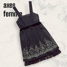 axes femme Alice im Wunderland