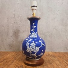 Schöne Vintage chinesische blau-weiße Prunus Vase Tischlampe 35 cm hoch