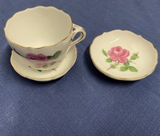 Antike Mokkatasse + 2 Untersetzer Wildrose Rote Rose Goldrand Meissner Porzellan