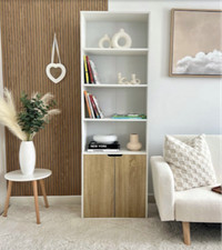 Hohes schmales Bücherregal