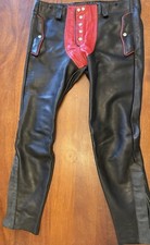 Super coole Lederhose Rot/schwarz Maßanfertigung für 203 cm großen Ledermeister