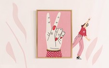 Rock auf rosa roter Handgeste