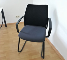 Schwarzer Konferenzstuhl