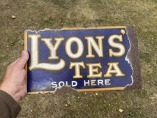 Lyon Tee hier verkauft Emaille Werbeschild doppelseitig auf Halterung um 1920 sehr guter Zustand -