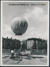 Foto ca 1955 Opel ? Kastenwagen Auto Kfz u Rei Werbe-Ballon wird mit Gasbefüllt 