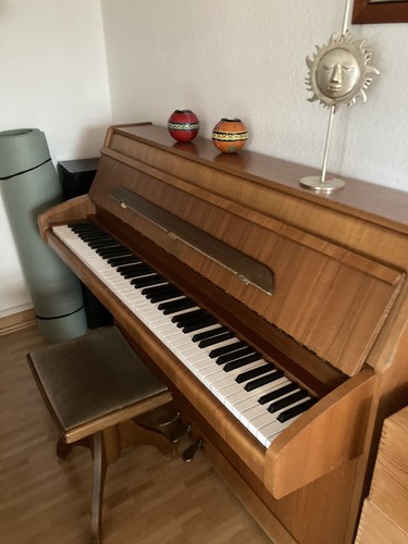 Gebrauchtes klavier der marke - gebrauchtes,