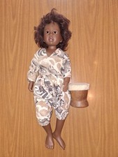 Künstlerpuppe von Götz, Yankuba von Künstler Philip Heath, Die Welt der Kinder