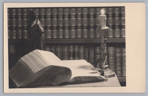 Stillleben kerze buch bibel - buch,