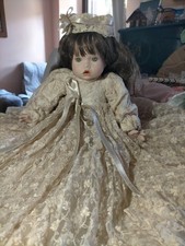 PORZELLANPUPPE SITZEND 32 CM