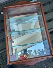 Sammelvitrine für Parfums