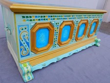 Handbemalte Holztruhe mit