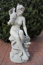 Steinfigur Frau auf Fels