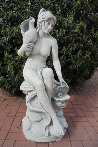 Steinfigur frau auf fels - auf,