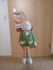 Große Hase mit Willkommensschild