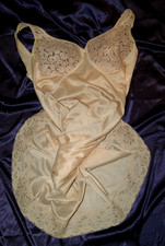 Sanftschönes NYLON Unterkleid