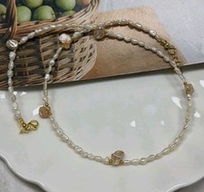 Schöne Kette mit weißen