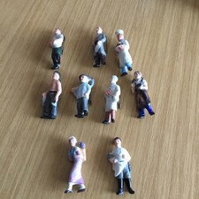 W H W , Winterhilfswerk,  9 Keramik- Figuren , mit Anstecker ,2 ohne