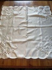 Mitteldecke hellgelb 80x80 mit Blumenstickerei