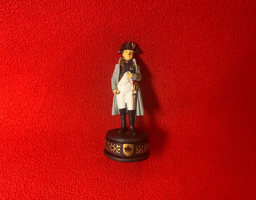 Napoleon auf sockel 7cm - auf,