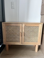 Sideboard aus Holz mit Rattan-Netztüren – nordischer Boho-Stil. 75 X30 X 63cm