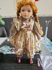 PORZELLANPUPPE  mit Zöpfen & nostalgischen Blümchenkleid, 