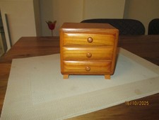 Kleine Kommode mit Schubladen für Schmuck
