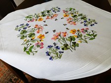 Handgestickte Mitteldecke 80 x