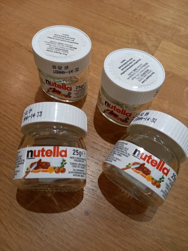 Vier kleine gläser nutella - vier,