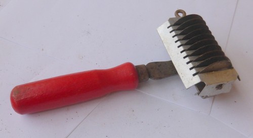 Alter drehwolf roter holzgriff - alter,