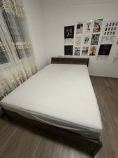 Schönes Holzbett 140x200 cm