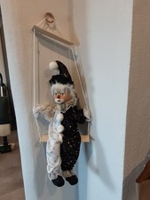 Große Harlekin Figur sitzend auf der Schaukel Clown Deko 74cm groß