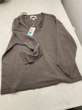 Nagelneuer Pullover aus reiner