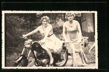 Foto-AK Zwei Frauen mit Motorrad IFA-MZ 125 und Roller 
