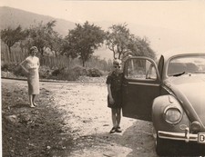 Vintage Foto Mutter & Sohn mit VW Käfer Auto Oldtimer PKW Car
