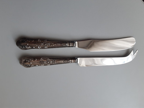 Butter und käsemesser - und,
