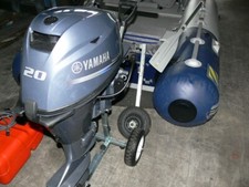 Schlauchboot mit Motor und