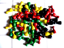 sehr alte Spiel Kegel aus Holz 4x15 Stück in vier Farben