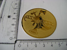 Goldfarbendes Feuerwehr-Emblem -Wappen mit Helm-Schild- Metall -Abzeichen(850)