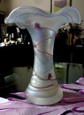 Irisierende Poschinger Vase mit violettem Fadenauflagen