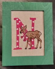 Entzückende kleine Stickerei Stickbild Monogramm N mit Reh im Sperrholz Rahmen