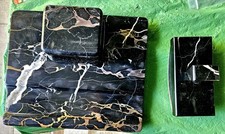 Schreibtischgarnitur aus dunklem Marmor mit  Tintenfass und Tintenwippe