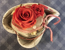 Blumengesteck, echte Rose, konserviert, mit Dekoration,  Keramik Herz, bleibend
